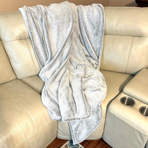 Berkshire Super Soft Queen Blanket Snowy Gray 82 W X 92 L - Picture 3 of 4